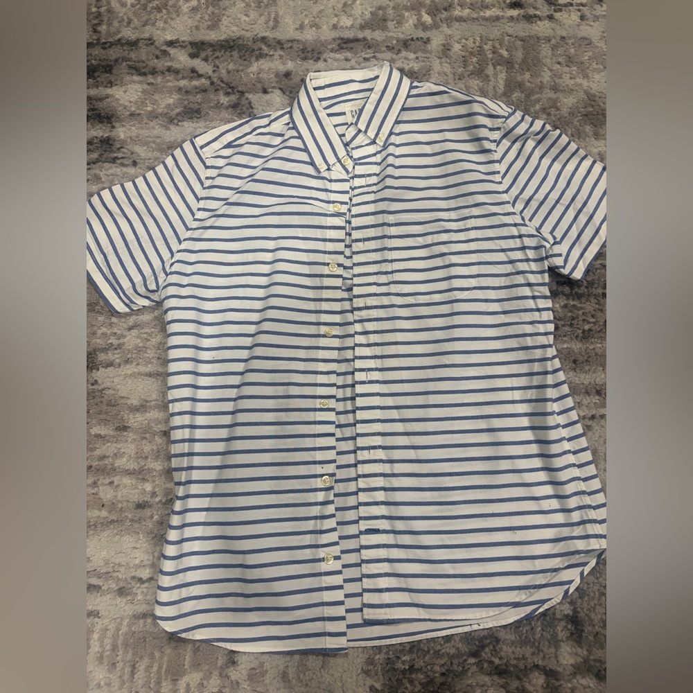 Men’s Gap blue and white striped button up shirt Size M